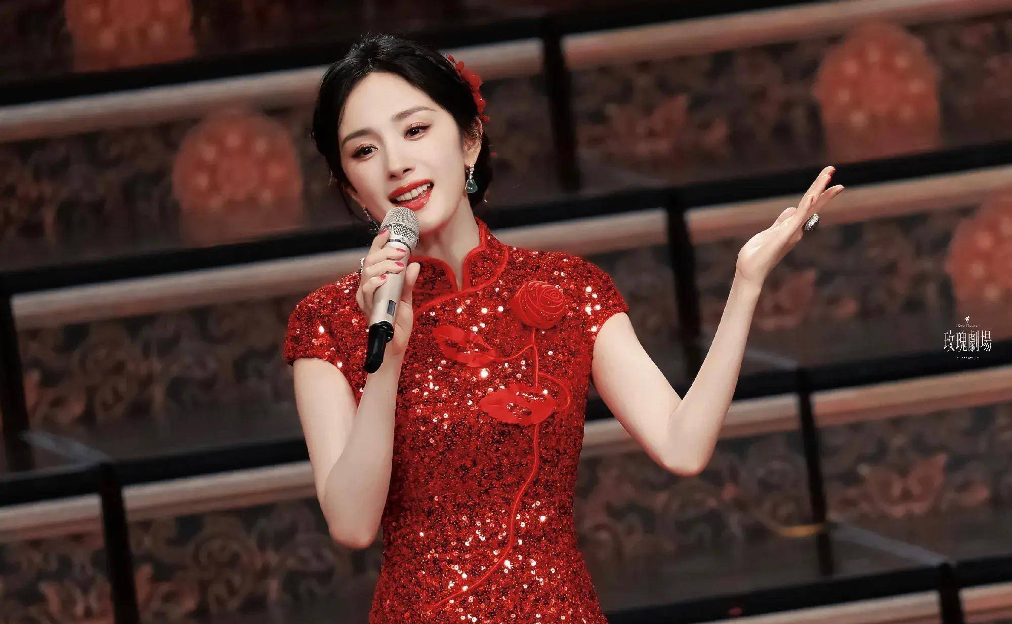 她春晚旗袍以华丽的红色亮片面料,胸前点缀以立体红玫瑰,大家都说 