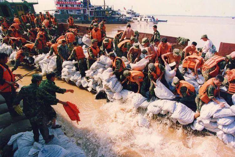 98年抗洪,渡江战役以来最大规模兵力调动,上百名将军上阵指挥_洪水