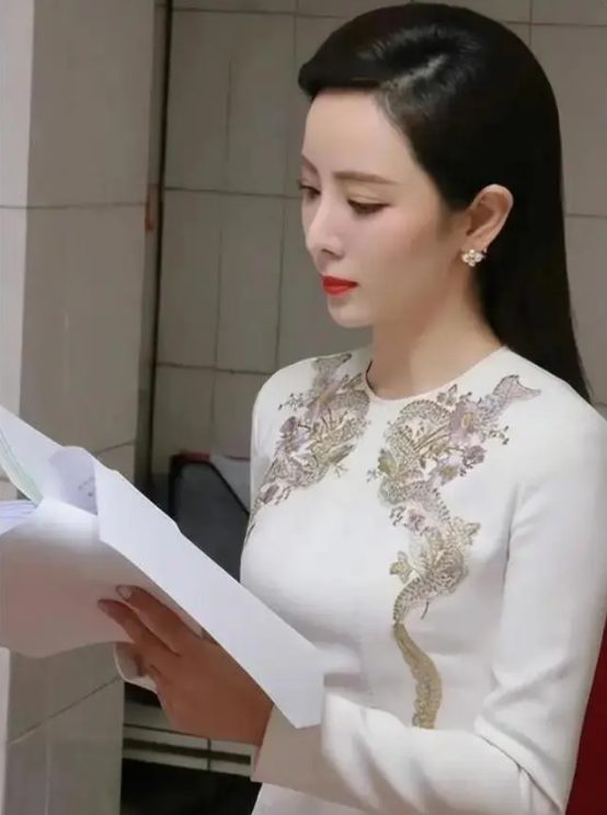 李思思离职央视40天赚120万,录制新综艺引发网友热议_节目_广大观众