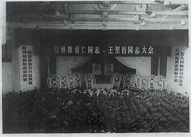 专案组安排保卫人员到学习班抓捕王自正时,他惊觉后,持枪逃跑拒捕,还