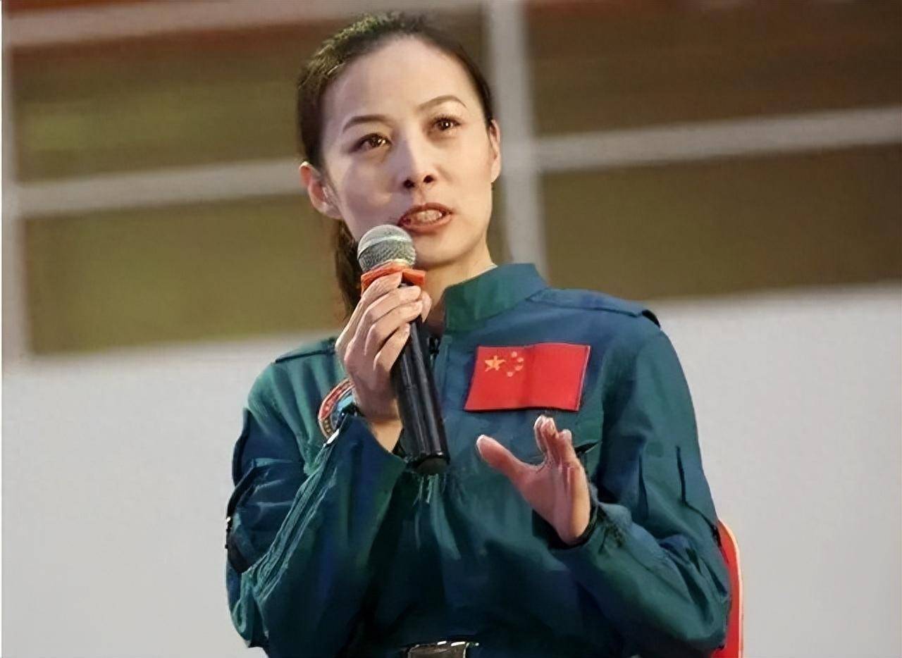 "太空教师"王亚平:两度飞天圆梦,36岁高龄产女,拥有四项优待_赵芸熙