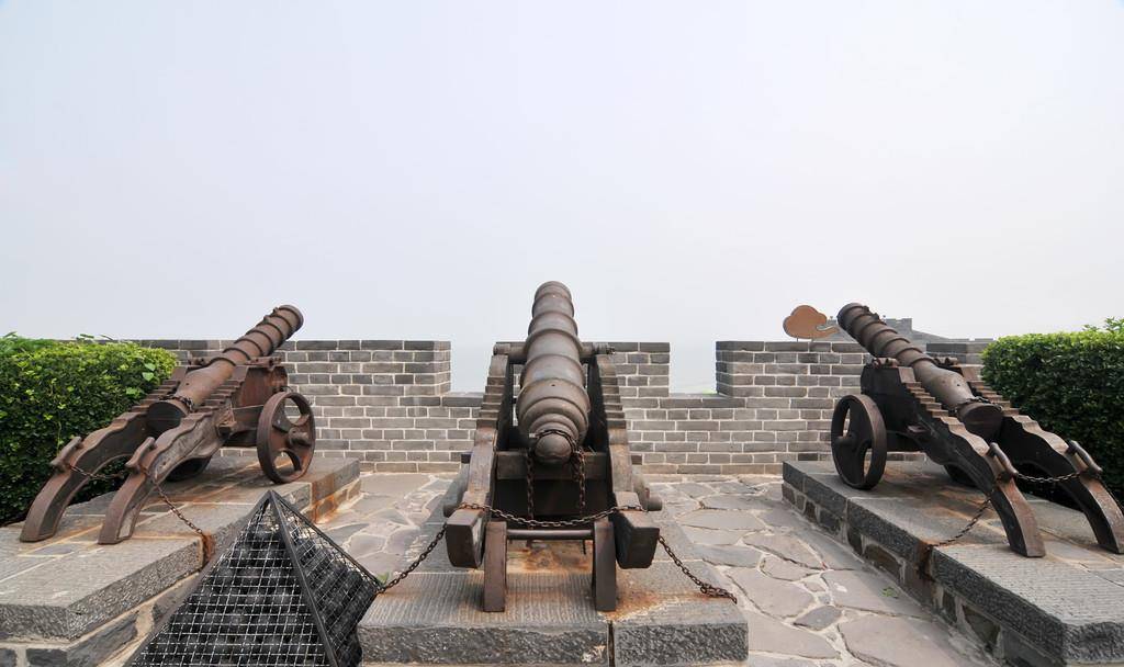 大明守城军民毫不含糊,大刀,长矛,飞箭,石头,雷管,火铳,酒坛燃烧弹