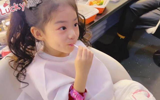 戚薇带女儿工作,5岁lucky翘着脚吃棒棒糖,李承铉投喂蛋糕画面超甜