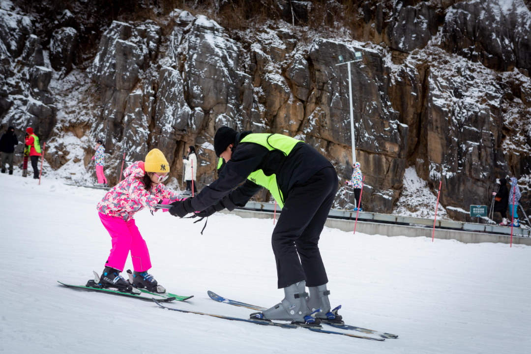 绵阳九皇山:滑雪泡温泉,登高寻春意,静待辛夷花开!_游客_雪场_冰雪