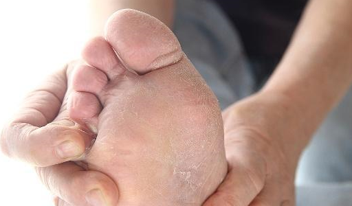 男性睡前肚脐上滴点风油精,会收获不少好处,很多男人