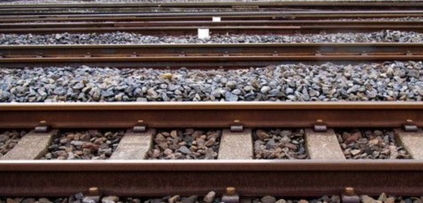 为什么高铁采用无缝钢轨,会造成热胀冷缩的反应吗?