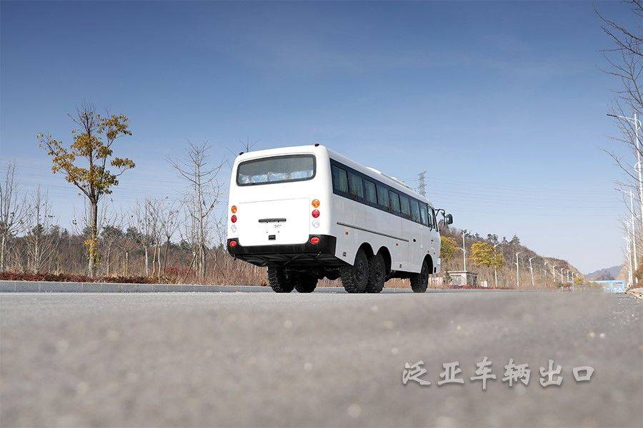 东风四驱六驱4x4,6x6越野客车210马力大巴车村村通旅游观光车