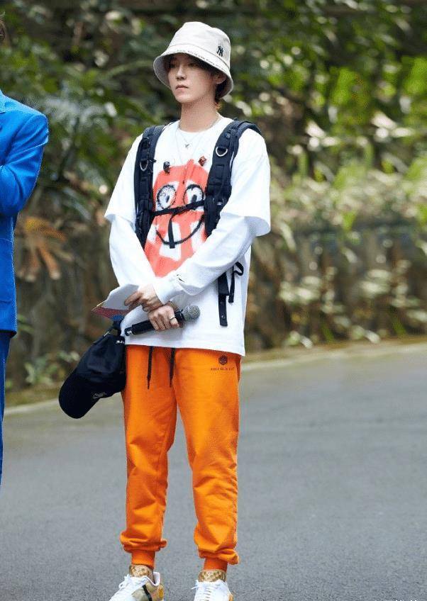 鹿晗最新时尚大片,"眼镜杀"又a又欲,不愧是exo门面担当_look_穿着