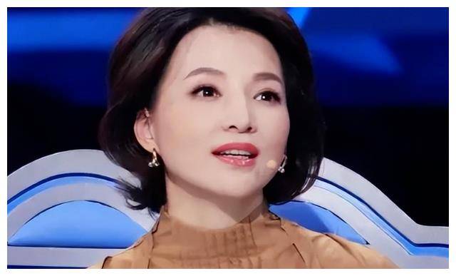 董卿从平凡到华丽:烫发化妆惊艳变身,短裙贵妇气质消失_品质_变化