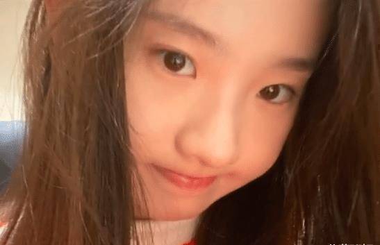 小姐姐自称像张艺凡,本以为是炒作,晒出自拍后,易烊千玺都分不清_视频