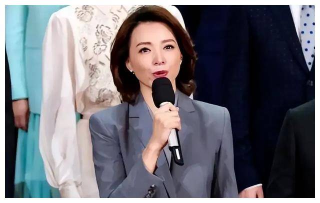 董卿从平凡到华丽:烫发化妆惊艳变身,短裙贵妇气质消失_品质_变化