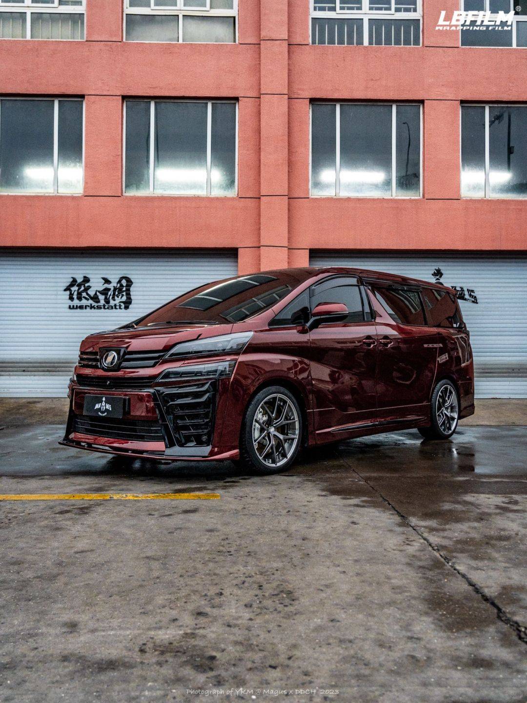 丰田埃尔法lb改色膜液态金属龙血红,必须红红火火