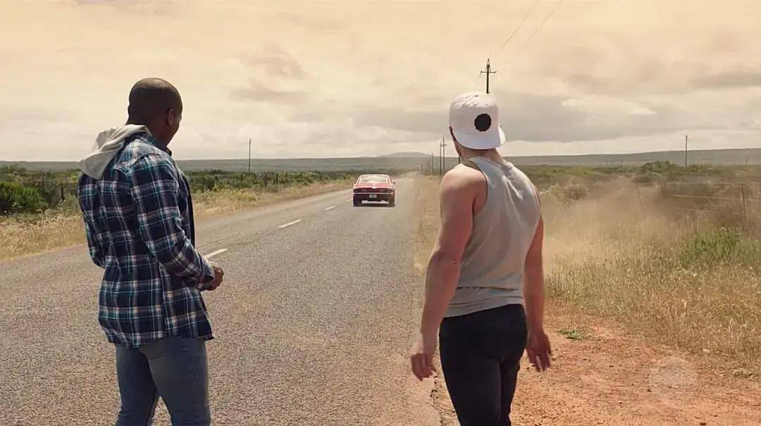 号称公路版《斯巴达克斯》,这部有着b级片画风的限制