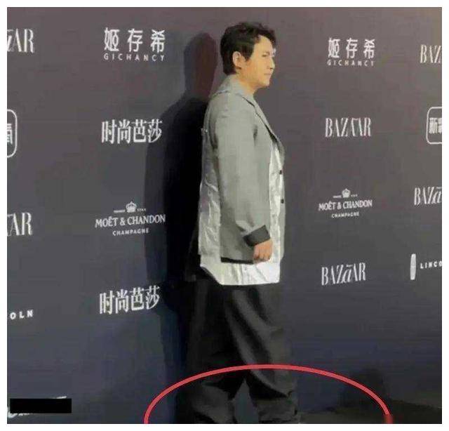 在一档综艺节目中,张艺兴被测量器"戳破",实际身高只有171cm左右.