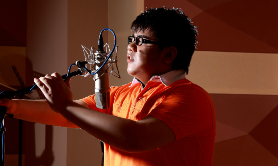 失明歌手杨光:爆红"耍大牌"被雪藏,如今娶妻生子,过平凡生活_外婆