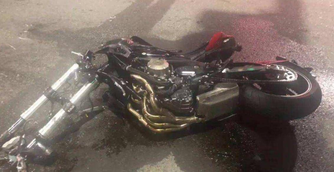 这起交通事故的全责在邓某身上,高某有理由让邓某的家人赔付摩托车的