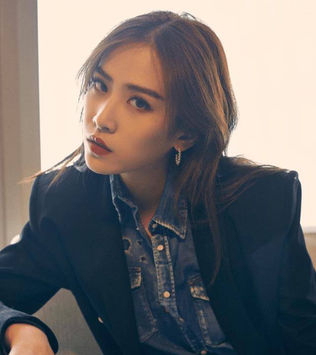 "战豆豆"才是名副其实的腿精,穿上无痕裤的腿,有多细都不知道_刘美彤