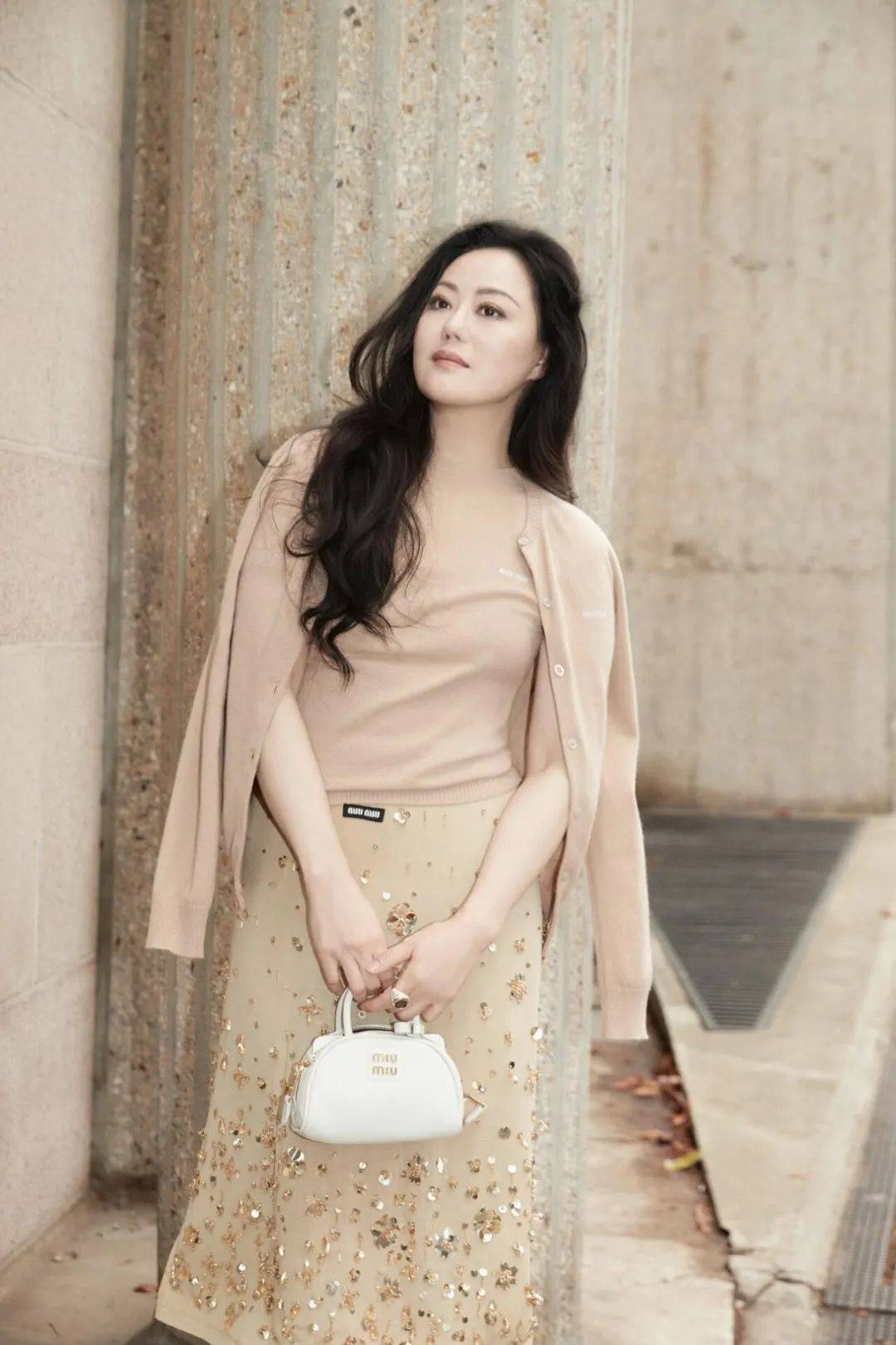 章小蕙穿针织衫秒变"大号水蜜桃",贵妇气场十足_棕色_魅力_整体