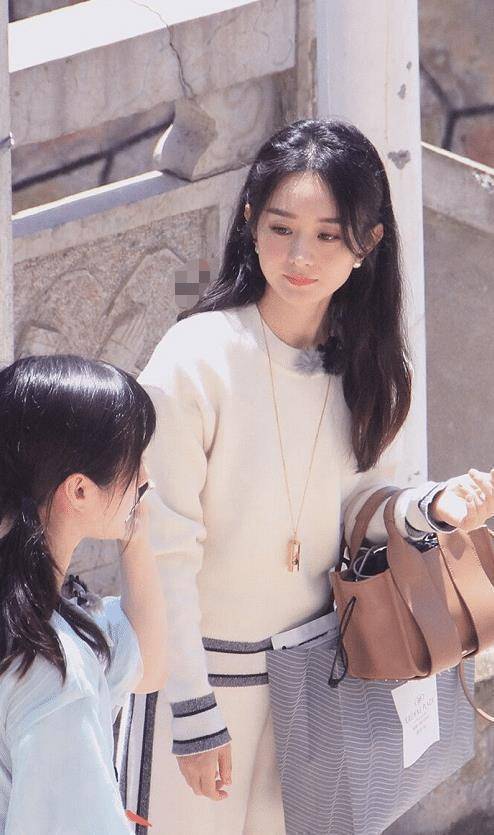 出镜《向往的生活》,一身休闲装亮相显得格外稚嫩,赵丽颖产后身材曲线