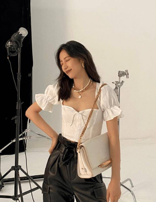 吹爆周雨彤的时尚感,潮流女生必备,前卫潮流成为美少女_白色_身材