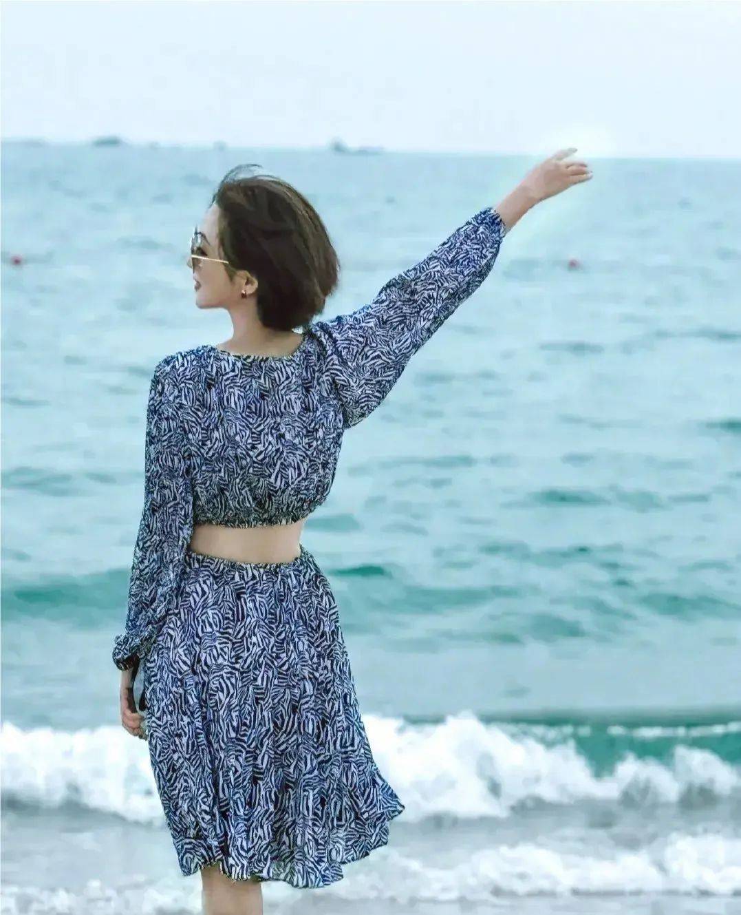 佟丽娅情人节发海边照片,海风吹过短发长裙,少女感满满美极了!