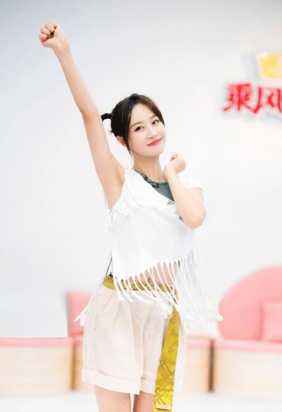 蓝盈莹练习室穿搭青春朝气,看这样貌哪有30岁,明明还是个少女_双运动