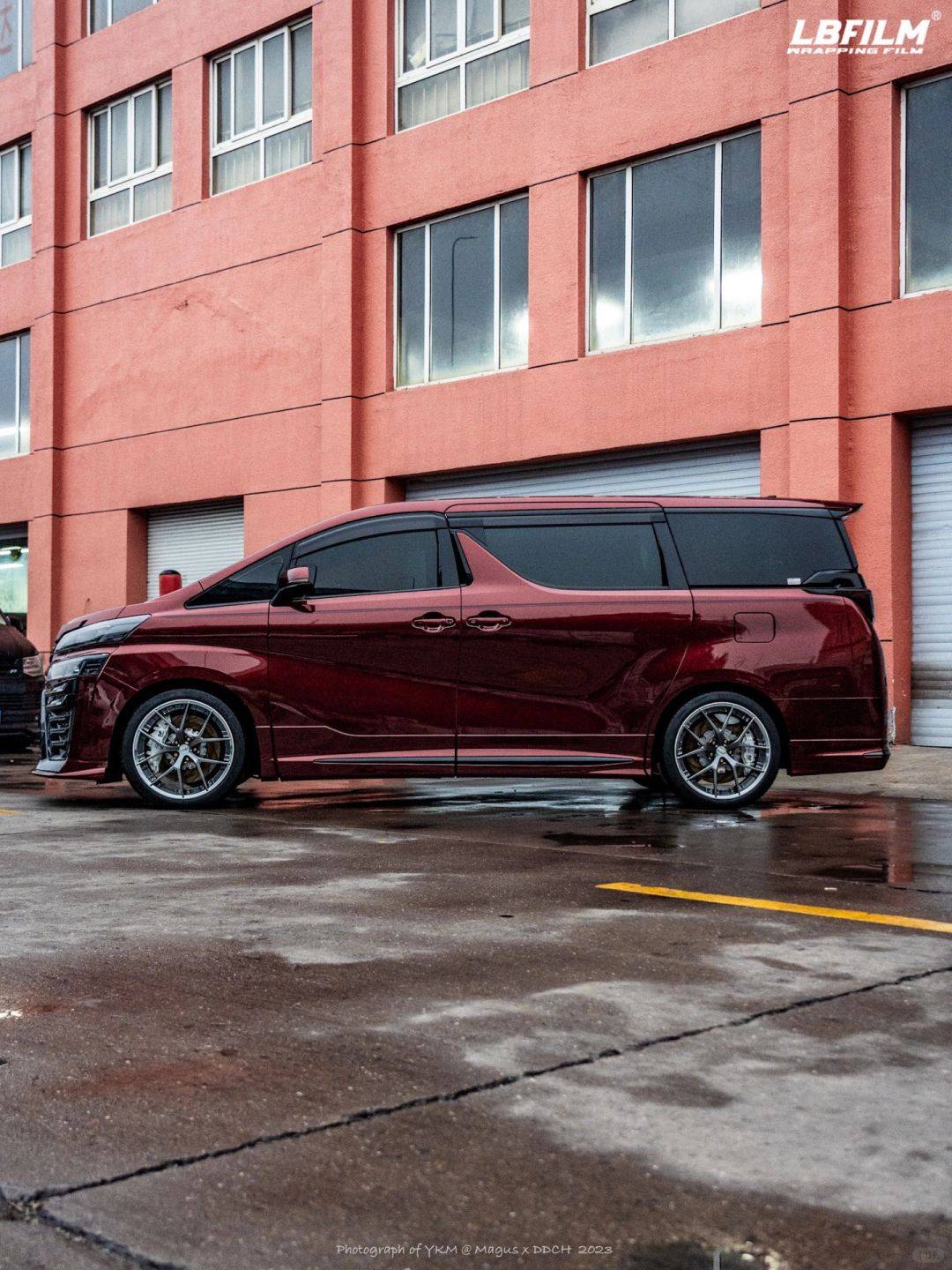 丰田埃尔法lb改色膜液态金属龙血红,必须红红火火