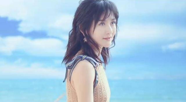 38岁谢娜海边拍杂志,穿修身裙线条优越,这"纸片腰"认真的?