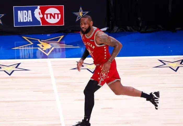 [流言板]詹姆斯:我们亲眼见证科比81分,所以80,90分是可能的_球员