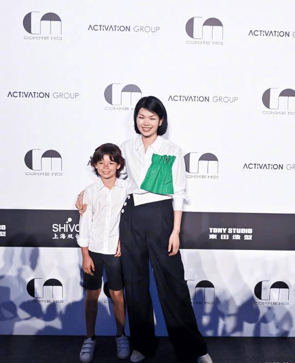 嫁法国丈夫基因逆转,7岁儿子像混血王子_吕燕吧_造型_时尚