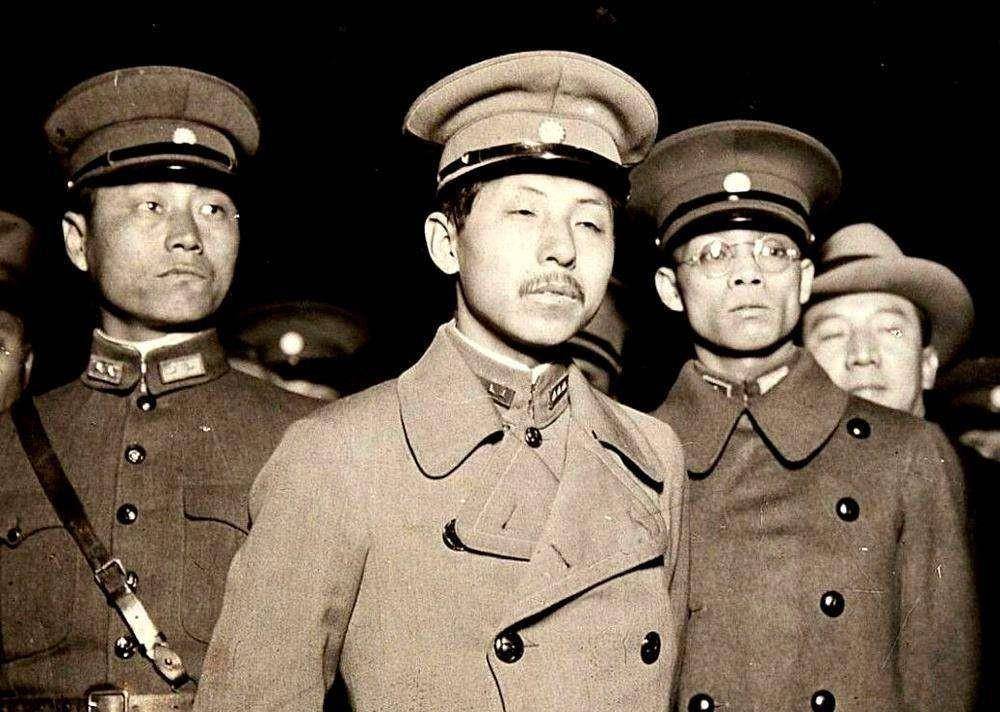 "少帅"张学良旧照然而不管张宗昌如何诉苦,张学良谨记父亲遗命,智是