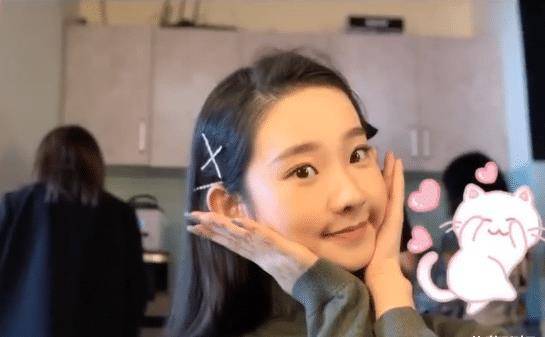小姐姐自称像张艺凡,本以为是炒作,晒出自拍后,易烊千玺都分不清_视频