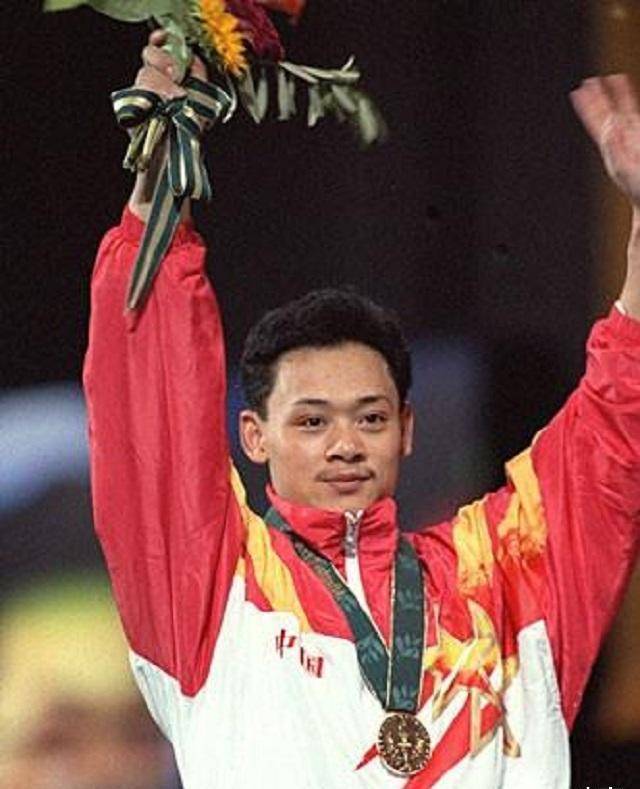 中国举重功臣占旭刚:31岁退役迎娶空姐初恋,现47岁官至副厅级_运动