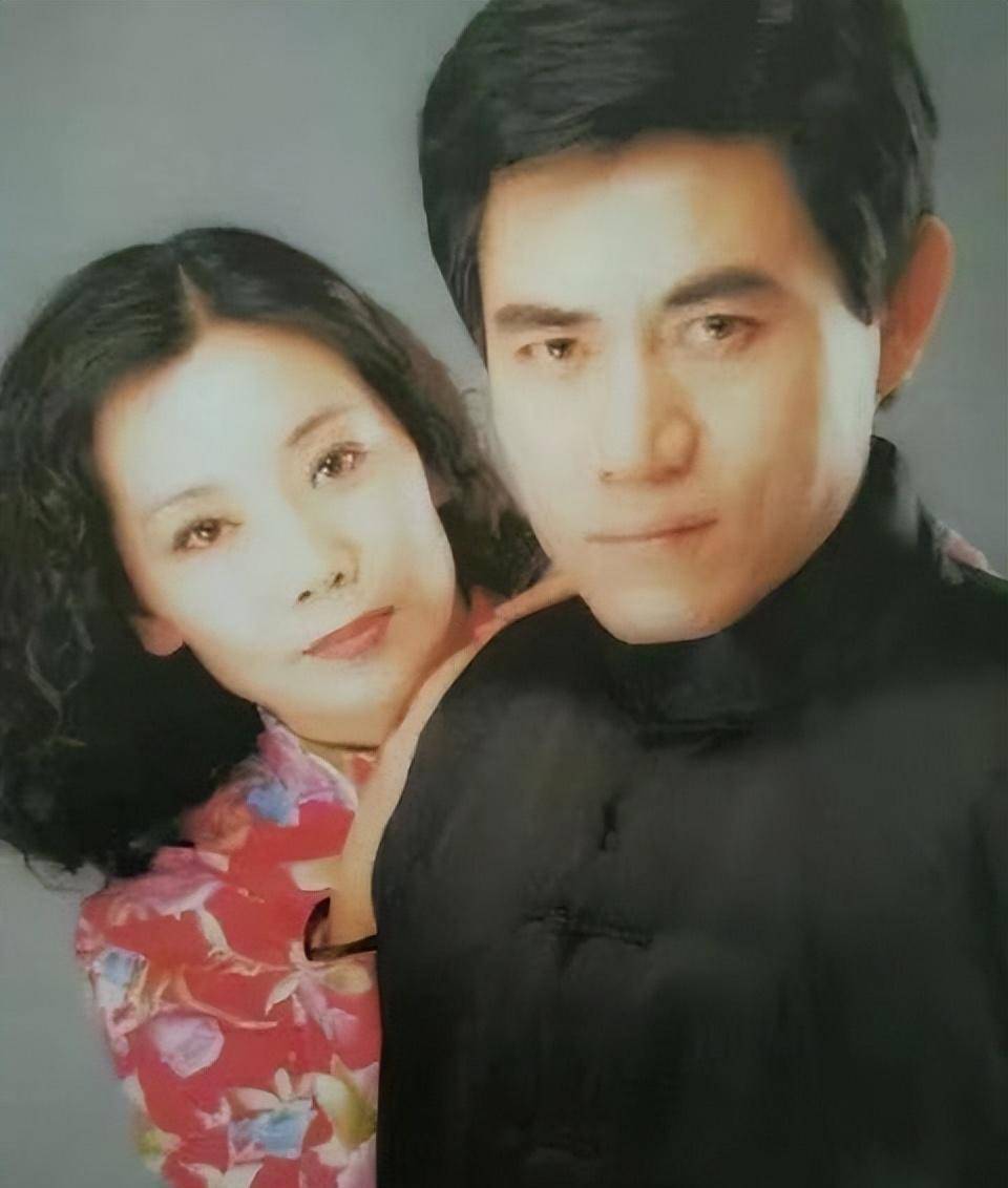 演员陈宝国:娶同学赵奎娥,结婚40年宠妻如宝,成年儿子让他犯愁