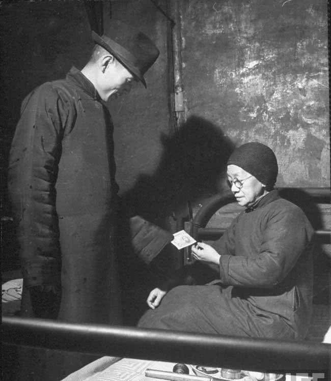 【男子来到烟馆外】鸦片,即大家熟悉的大烟,原本是一种药材,从罂粟花