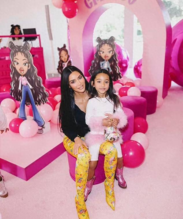 43岁金·卡戴珊二女儿罕见亮相,和妈妈长得最像,双