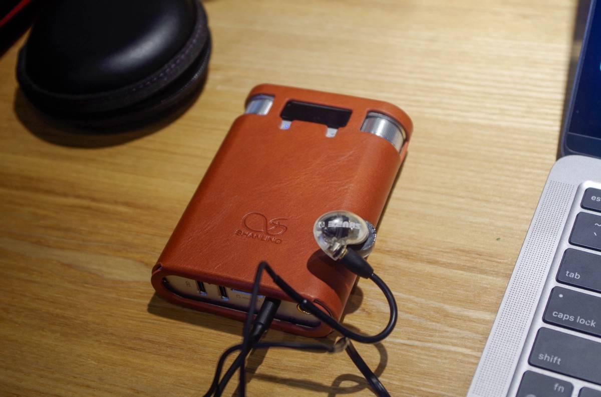 最后要来说说声音了,大象测试的耳机是山灵me500,舒尔aonic4以及一个