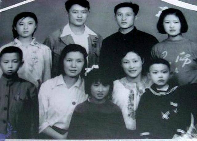 1942年4月27日,杨丽坤出生于云南普洱市宁洱县磨黑镇的一个彝族家庭