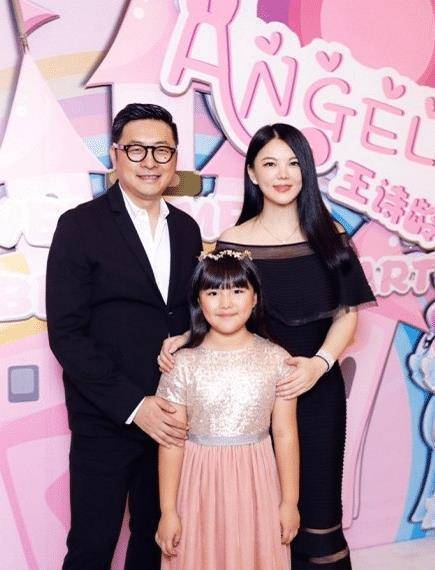 李湘富养女儿,才10岁就有成人体重,宠爱过头了吗?_王诗龄_感觉_粉色