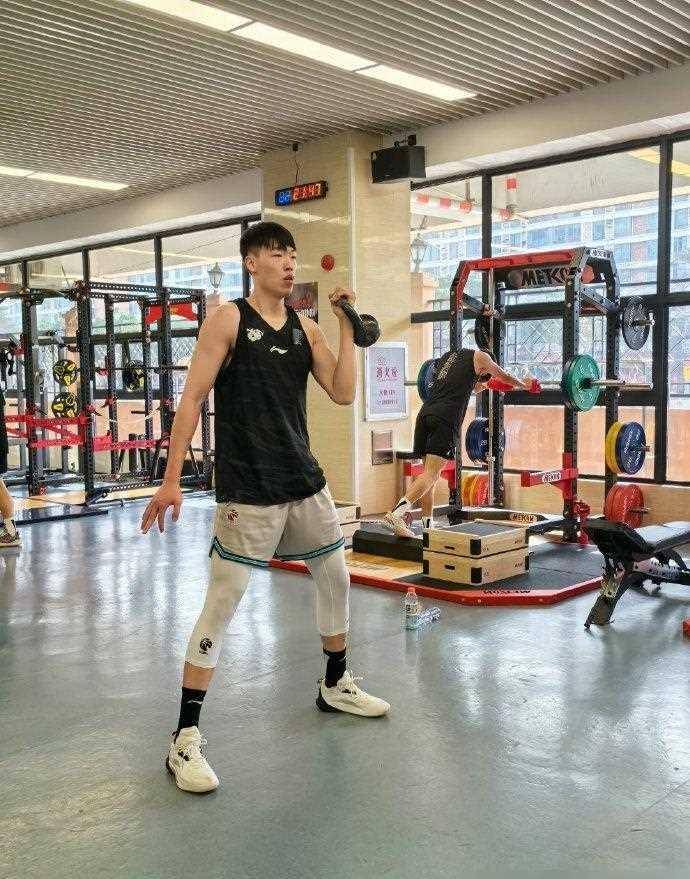 外援沃特斯威姆斯和徐杰胡明轩因各自原因缺席,但这并没有影响到球队