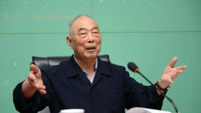 营长给他两支枪三发子弹,一年后发展成100人,后成