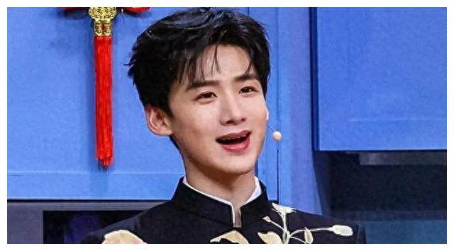 白敬亭被网友吐槽抠门?工作室招人只给800块工资,不含吃住!