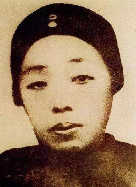 17岁嫁半百老夫,23岁丧夫守寡,大字不识,却用母爱