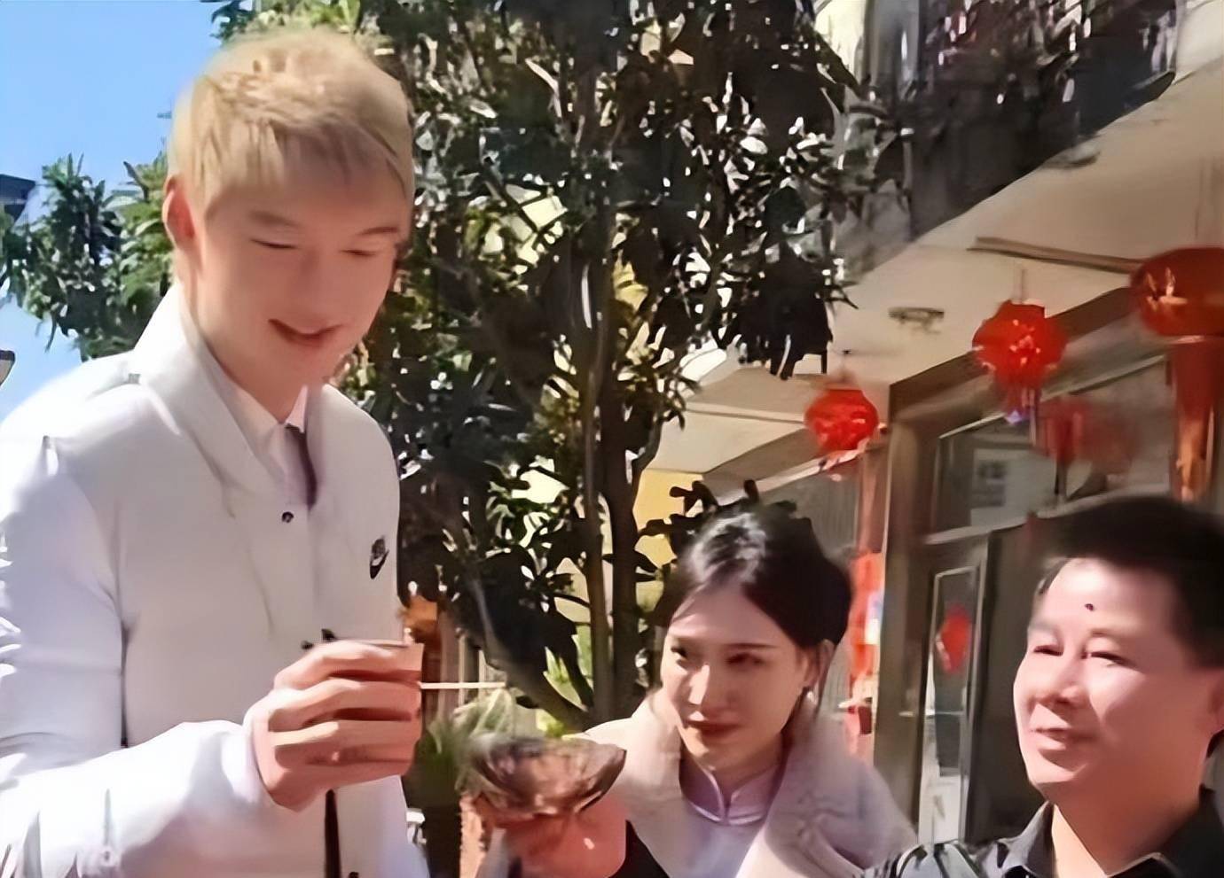 王哲林夫妇宴请全村吃席,女子陪同共敬酒,大摆两天酒席喝的茅台_婚礼