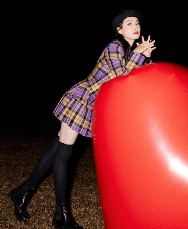 宋茜为证明自己身材好,故意将裙子划开几道裂痕,一般人真不敢穿_时尚