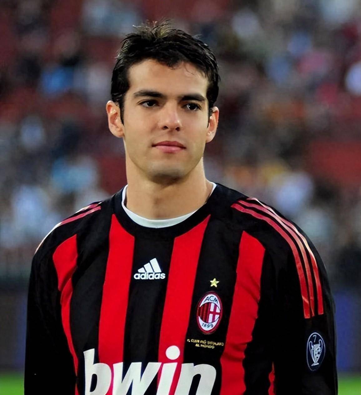 42岁的卡卡冲进半场,2秒后将球传给自己,活活打死对手进球!