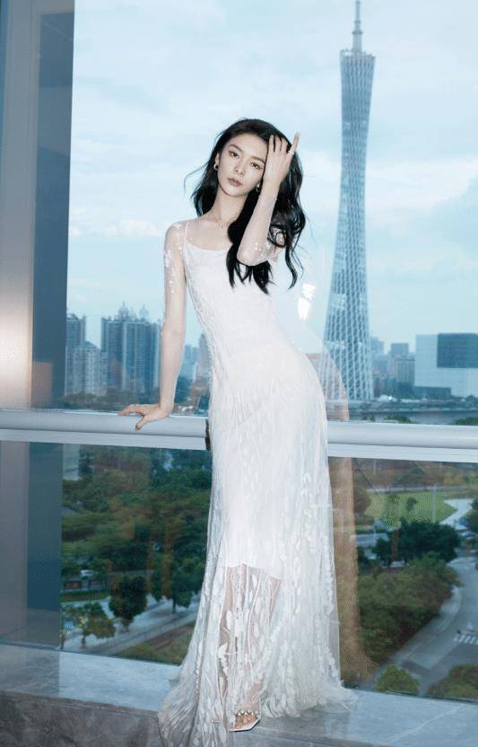 傅菁为秀"巴掌腰",大胆挑战50厘米短装,不料却被小鸟腿抢镜_look_时尚