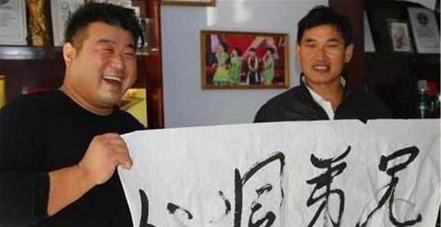 "大衣哥"朱之文的"丑书"一字可卖四万,专家:扰乱了书法市场_一个人