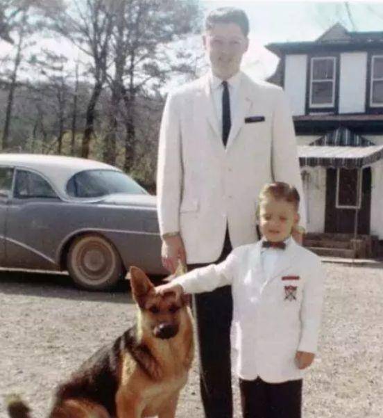 克林顿向继父挥球杆救出母亲,母亲不久竟复婚,多年后才知其苦心_妮娅