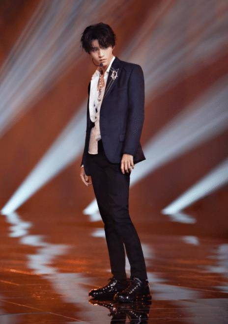 有种"整容"叫王俊凯,发育后与1米8吴磊齐高,穿校服都像超模_时候_显得